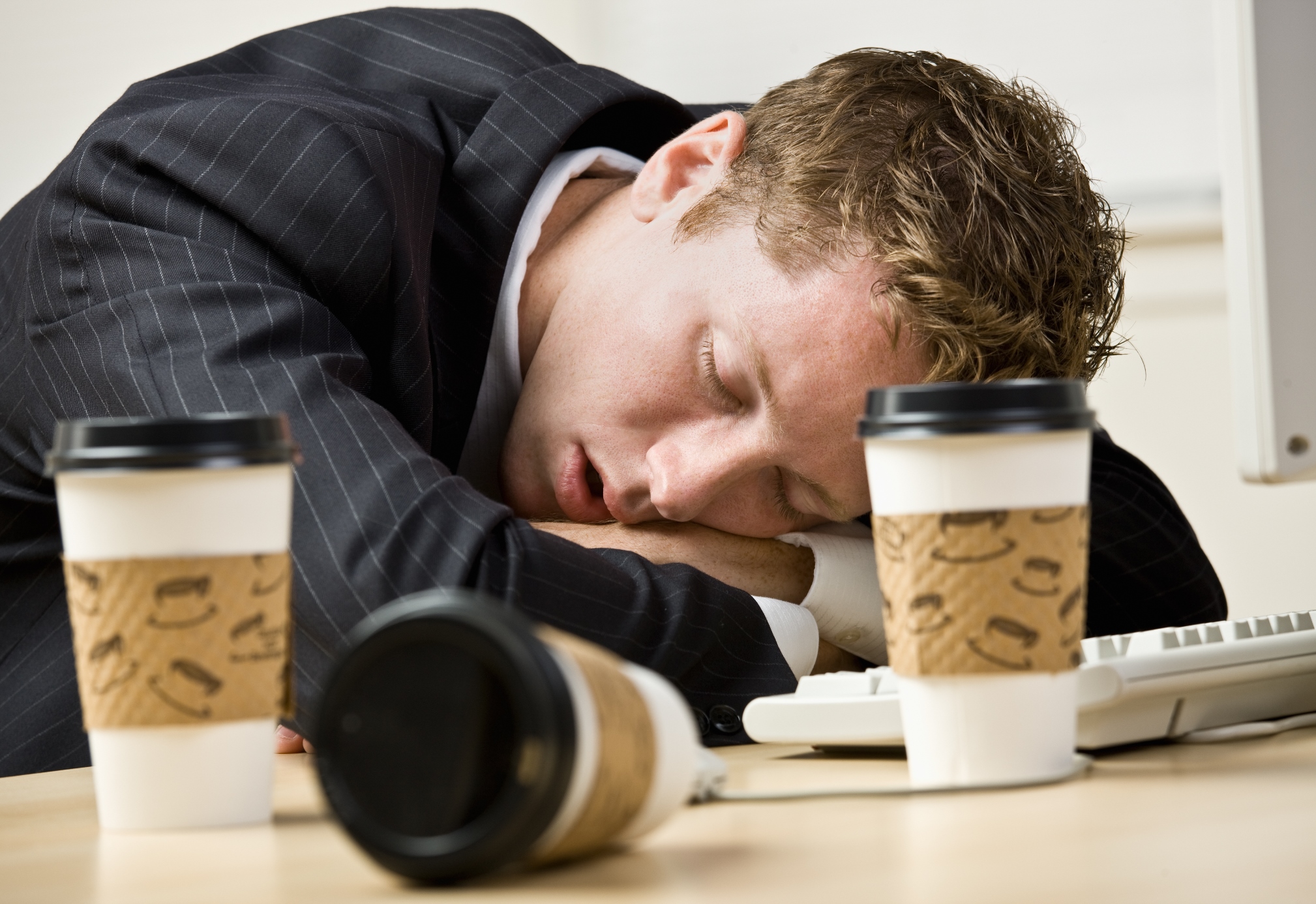 После кофе сильно. Уставший человек с кофе. Сонный человек с кофе. Сонный человек утром. Человек пьет кофе.