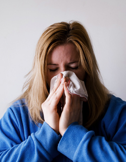 Woman-sneezing-due-to-allergies